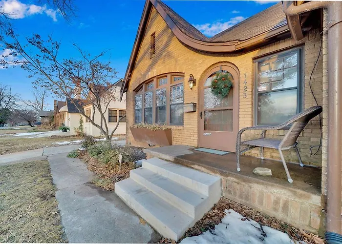 In-ground Pool, Hot Tub, Fire Pit, Massage Room! Holiday home Tulsa