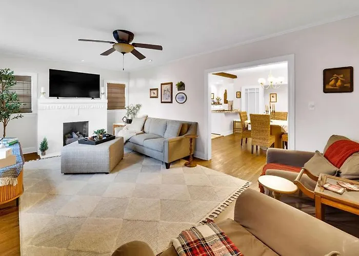 In-ground Pool, Hot Tub, Fire Pit, Massage Room! Tulsa