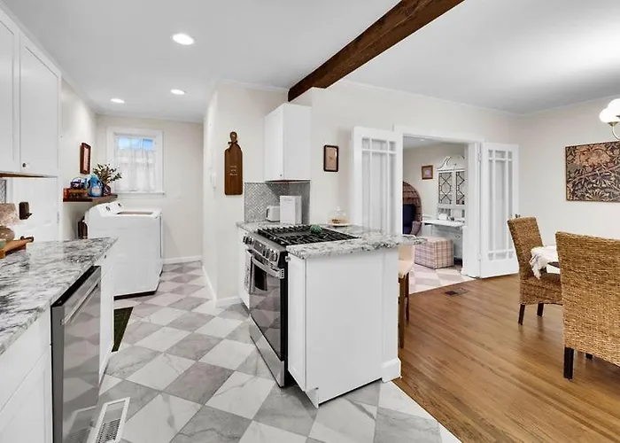 In-ground Pool, Hot Tub, Fire Pit, Massage Room!