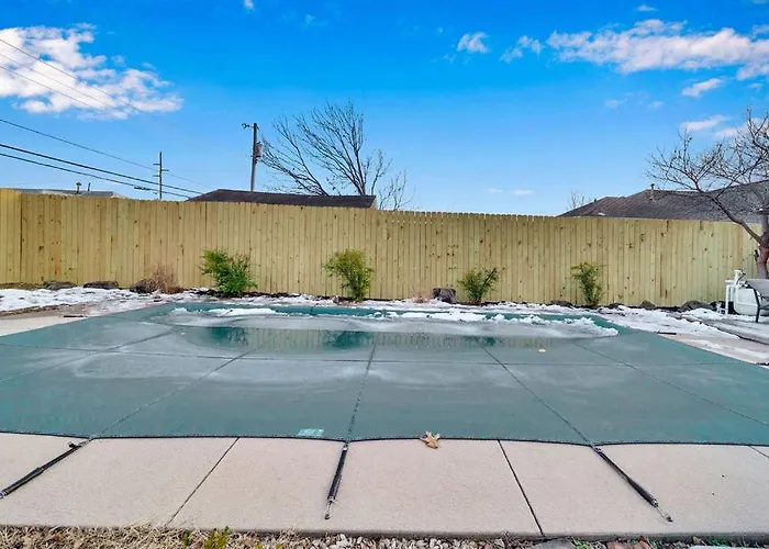 Holiday home In-ground Pool, Hot Tub, Fire Pit, Massage Room! Tulsa