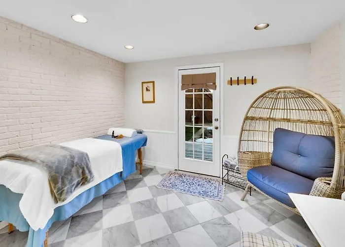 In-ground Pool, Hot Tub, Fire Pit, Massage Room! * Tulsa