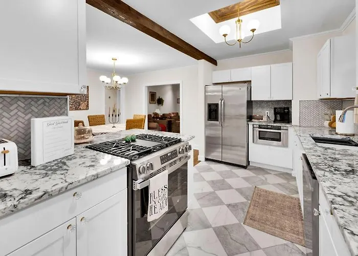 Holiday home In-ground Pool, Hot Tub, Fire Pit, Massage Room! Tulsa