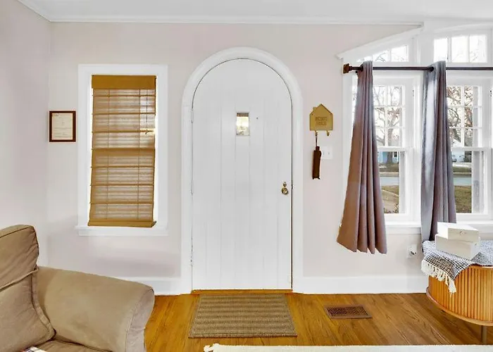 In-ground Pool, Hot Tub, Fire Pit, Massage Room!