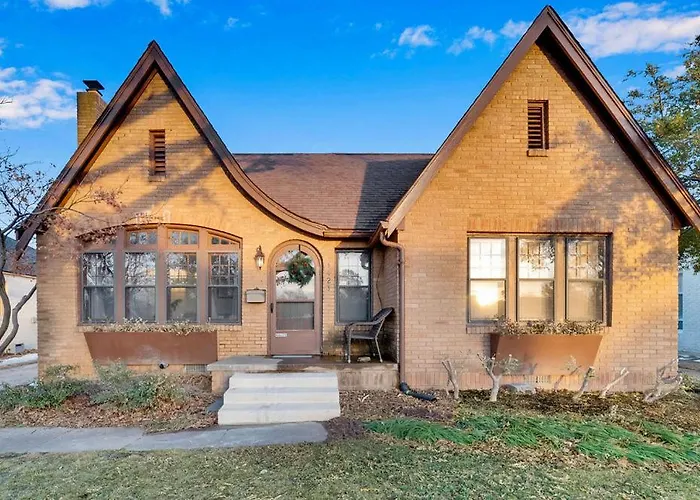 In-ground Pool, Hot Tub, Fire Pit, Massage Room! Tulsa