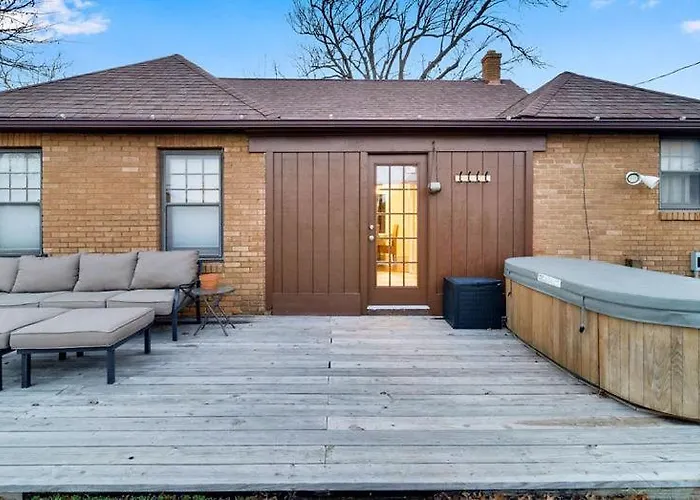 In-ground Pool, Hot Tub, Fire Pit, Massage Room! Holiday home