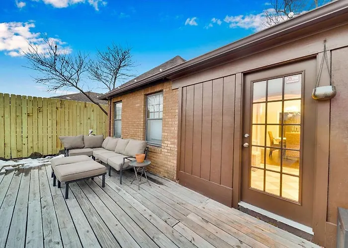 In-ground Pool, Hot Tub, Fire Pit, Massage Room! Holiday home Tulsa