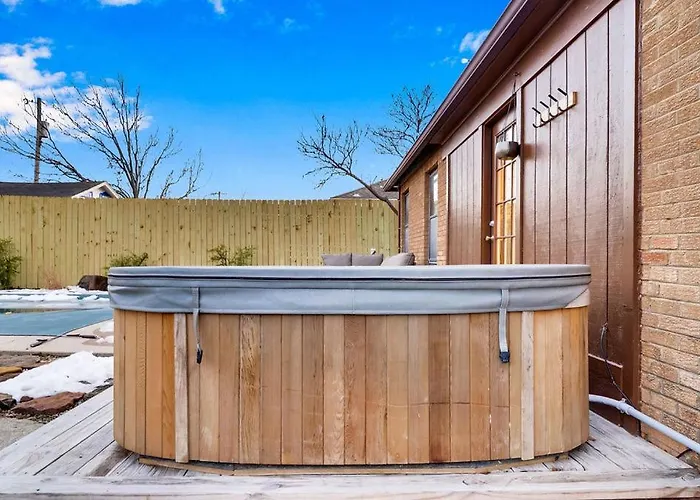 Holiday home In-ground Pool, Hot Tub, Fire Pit, Massage Room!