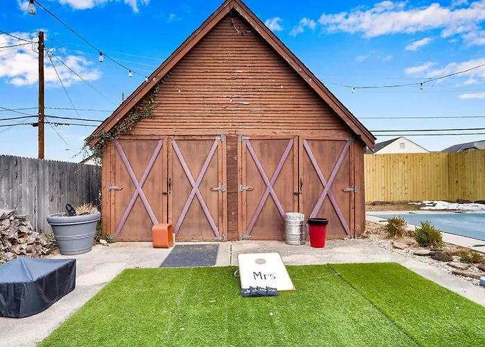 In-ground Pool, Hot Tub, Fire Pit, Massage Room!