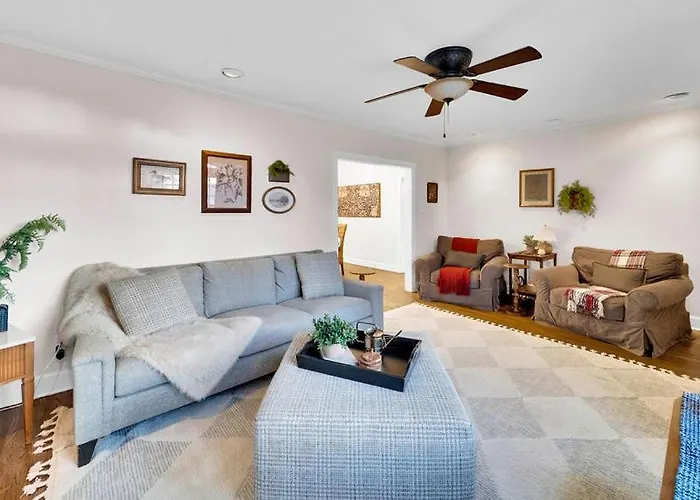 In-ground Pool, Hot Tub, Fire Pit, Massage Room!