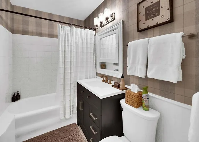 In-ground Pool, Hot Tub, Fire Pit, Massage Room! Holiday home Tulsa