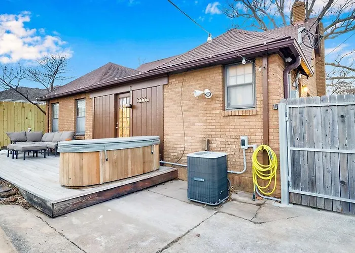 In-ground Pool, Hot Tub, Fire Pit, Massage Room! Holiday home Tulsa