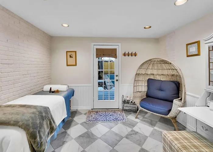 Holiday home In-ground Pool, Hot Tub, Fire Pit, Massage Room!