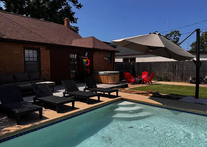 In-ground Pool, Hot Tub, Fire Pit, Massage Room! Holiday home