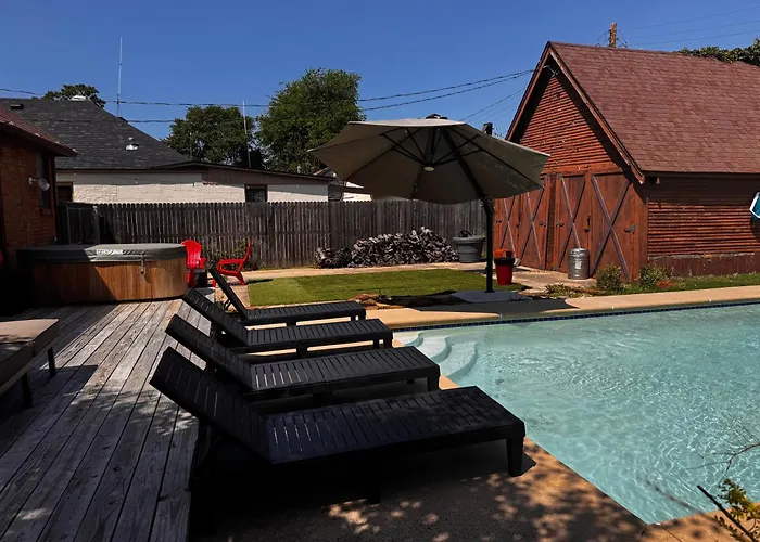 In-ground Pool, Hot Tub, Fire Pit, Massage Room! *
